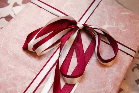 Téléchargez les photos : Ruban rouge et blanc avec noeud sur boîte cadeau - en image libre de droit