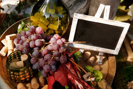 Téléchargez les photos : Un bouquet de raisins et un verre de vin sur une table en bois - en image libre de droit