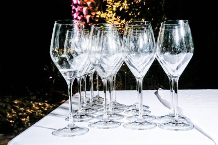 Téléchargez les photos : Verres à champagne vides sur la table - en image libre de droit