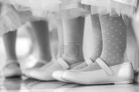 Foto de Sección baja de niñas en zapatos de ballet para la danza - Imagen libre de derechos
