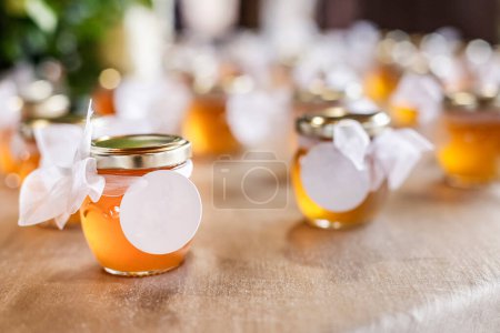 Téléchargez les photos : Miel dans un pot. pot de miel dans un bocal en bois. pots de miel. - en image libre de droit