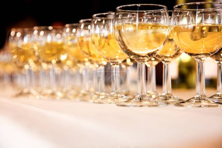 Téléchargez les photos : Verres de champagne sur une table. focus sélectif - en image libre de droit