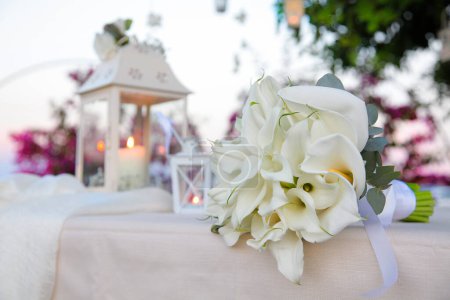 Téléchargez les photos : Bouquet de mariage blanc sur une table blanche - en image libre de droit