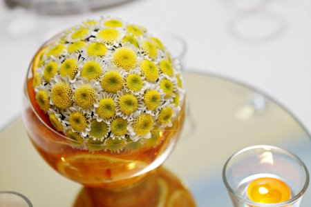 Téléchargez les photos : Un verre de vin avec une fleur sur une table - en image libre de droit