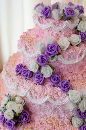 Téléchargez les photos : Beau gâteau aux roses et crème. - en image libre de droit