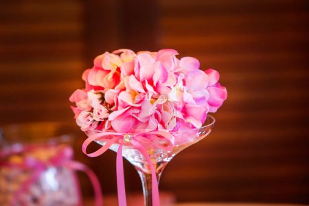Téléchargez les photos : Bouquet d'orchidées roses sur fond blanc - en image libre de droit