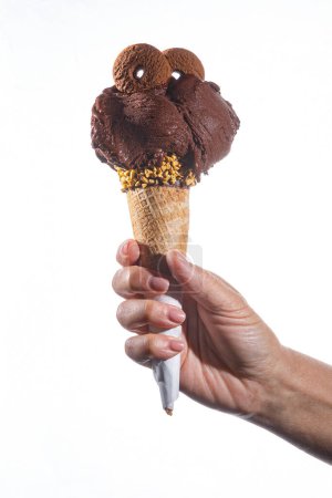 Téléchargez les photos : Main tient cône de crème glacée - en image libre de droit