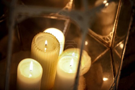 Téléchargez les photos : Allumage de bougies dans l'église - en image libre de droit