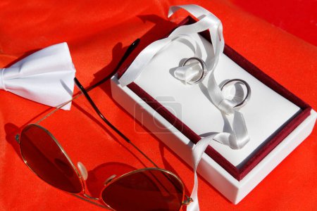Téléchargez les photos : Accessoires de mariage, lunettes, noeud papillon et anneaux - en image libre de droit