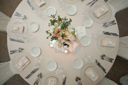 Téléchargez les photos : Table de mariage dans le restaurant de luxe - en image libre de droit