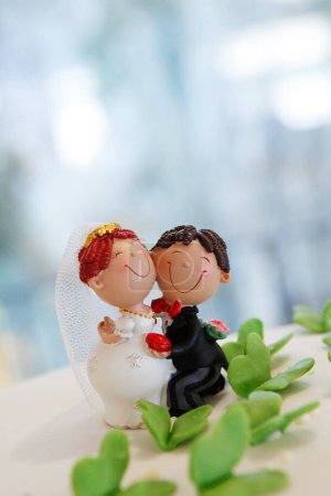 Téléchargez les photos : Chiffres couple de mariage sur un gâteau - en image libre de droit
