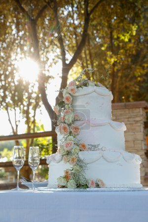 Téléchargez les photos : Beau gâteau de mariage avec des fleurs - en image libre de droit