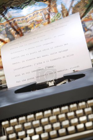 Foto de Letras antiguas vintage en una máquina de escribir vintage - Imagen libre de derechos