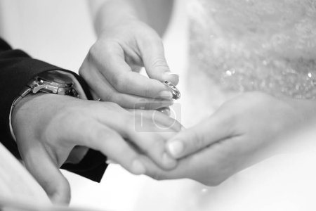 Foto de Anillo de boda en las manos de los novios - Imagen libre de derechos