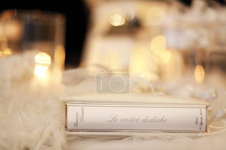 Téléchargez les photos : Décoration de mariage, bougies et fleurs - en image libre de droit