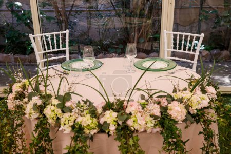 Téléchargez les photos : Ensemble de table pour mariage ou un autre dîner d'événement traiteur - en image libre de droit