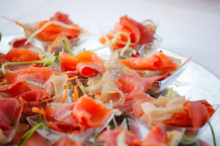 Téléchargez les photos : Canapés de saumon rouge et blanc, gros plan, mise au point sélective sur la profondeur de champ. - en image libre de droit