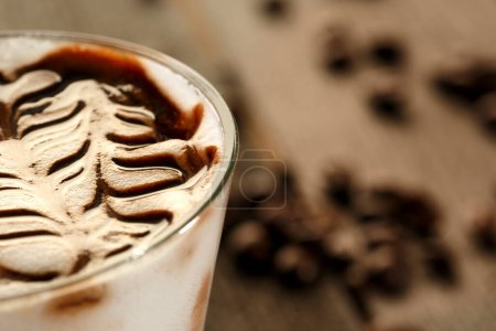 Téléchargez les photos : Une tasse de café avec de délicieux grains de café sur une table en bois - en image libre de droit