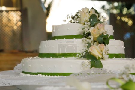 Téléchargez les photos : Gâteau de mariage avec des fleurs - en image libre de droit