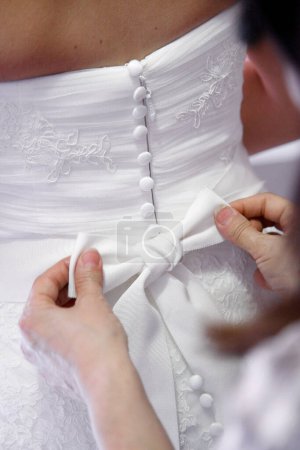Foto de Primer plano de novia en vestido blanco - Imagen libre de derechos