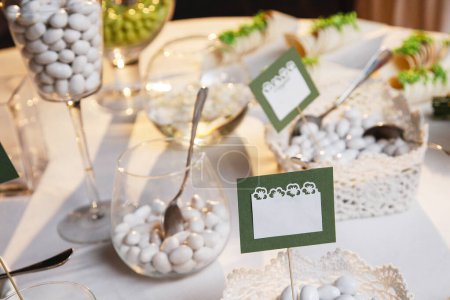 Téléchargez les photos : Belles bougies blanches dans une réception de mariage - en image libre de droit