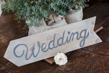 Téléchargez les photos : Décor de mariage sur table en bois - en image libre de droit