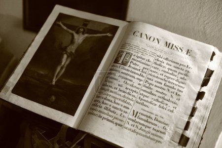 Foto de Biblia antigua y libro sobre un fondo de madera - Imagen libre de derechos