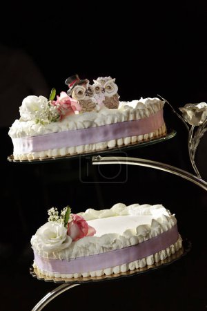 Téléchargez les photos : Deux beaux gâteaux avec une crème sur la table - en image libre de droit