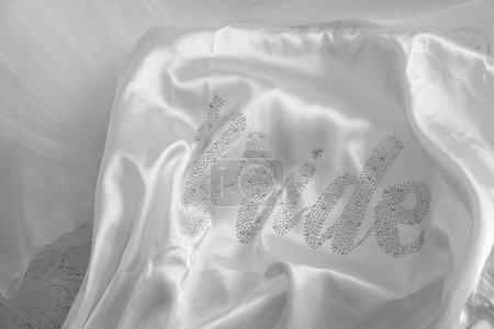 Téléchargez les photos : Robe de mariée blanche avec voile sur fond blanc - en image libre de droit