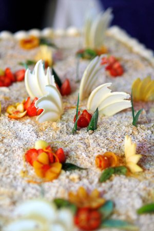 Téléchargez les photos : Un gros plan du délicieux gâteau avec différents types de fleurs - en image libre de droit