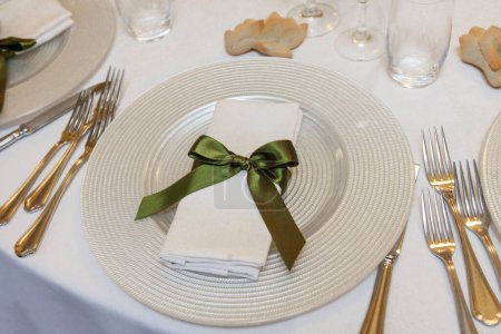 Téléchargez les photos : Table pour un dîner de vacances dans un restaurant - en image libre de droit