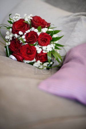 Foto de Ramo de rosas y rosas rojas en un jarrón blanco, un hermoso ramo de boda de rosas, un ramo de rosas, un ramo de flores en - Imagen libre de derechos