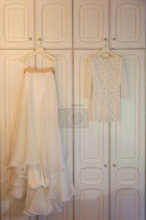 Foto de Vestido blanco colgando de la percha en la habitación - Imagen libre de derechos