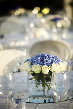 Foto de Conjunto de mesa para la boda u otra cena de evento abastecido - Imagen libre de derechos