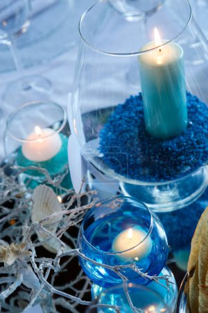 Téléchargez les photos : Décoration de Noël avec des bougies et des décorations - en image libre de droit