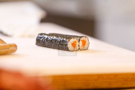 Téléchargez les photos : Sushi sur fond noir - en image libre de droit