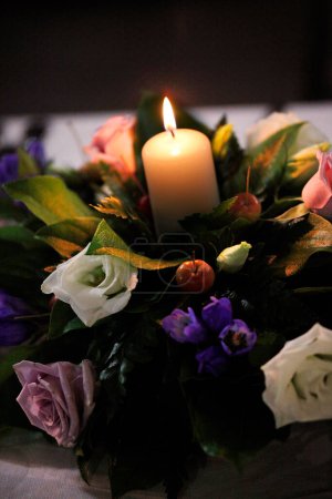 Foto de Flores y velas en una ceremonia de boda - Imagen libre de derechos