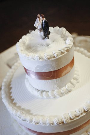 Foto de Delicioso pastel de boda con bayas - Imagen libre de derechos