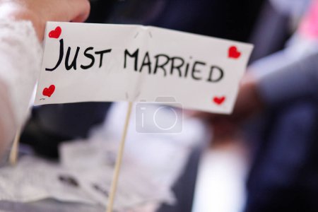 Téléchargez les photos : Jour de mariage et carte avec inscription juste mariée - en image libre de droit