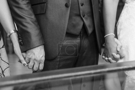 Foto de De cerca. pareja de boda en las manos - Imagen libre de derechos