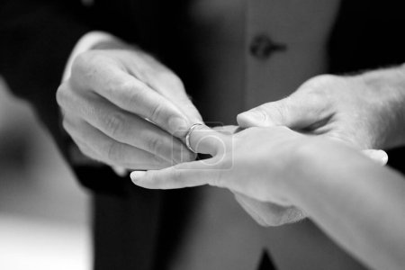 Foto de Anillos de boda en la mano de la novia - Imagen libre de derechos