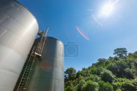 Téléchargez les photos : Silos et ciel bleu, paysage industriel - en image libre de droit