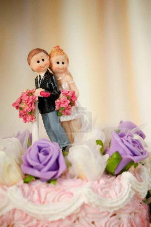 Téléchargez les photos : Gâteau de mariage avec une mariée et marié - en image libre de droit