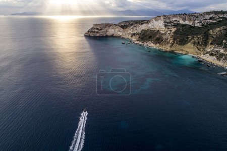 Foto de Hermosa vista del paisaje marino con barco - Imagen libre de derechos