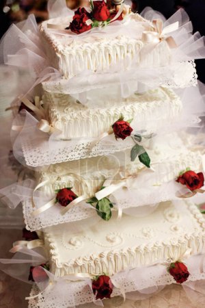 Téléchargez les photos : Gâteau de mariage blanc et rouge - en image libre de droit