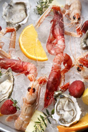Téléchargez les photos : Fruits de mer crus frais et crevettes sur glace - en image libre de droit