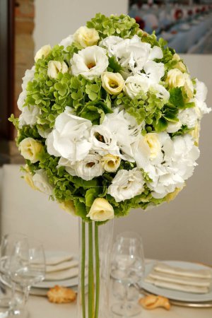 Téléchargez les photos : Beau bouquet de fleurs en vase sur table - en image libre de droit