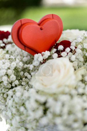 Téléchargez les photos : Bouquet de mariage de roses blanches et coeur en bois rouge - en image libre de droit