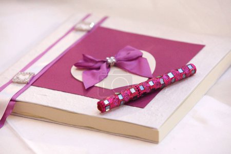 Téléchargez les photos : Décor de mariage avec arc rose sur la table - en image libre de droit