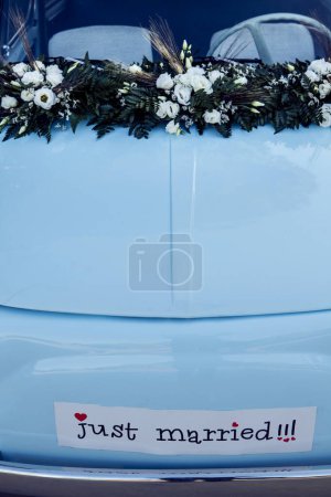 Téléchargez les photos : Un gros plan d'une voiture de mariage avec un texte joyeux - en image libre de droit